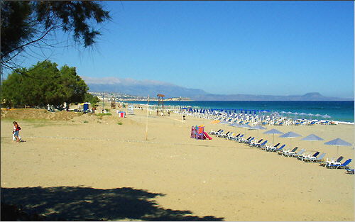 Platanias (Rethymnon): Blick über den Strand auf die Bucht von Rethymnon
